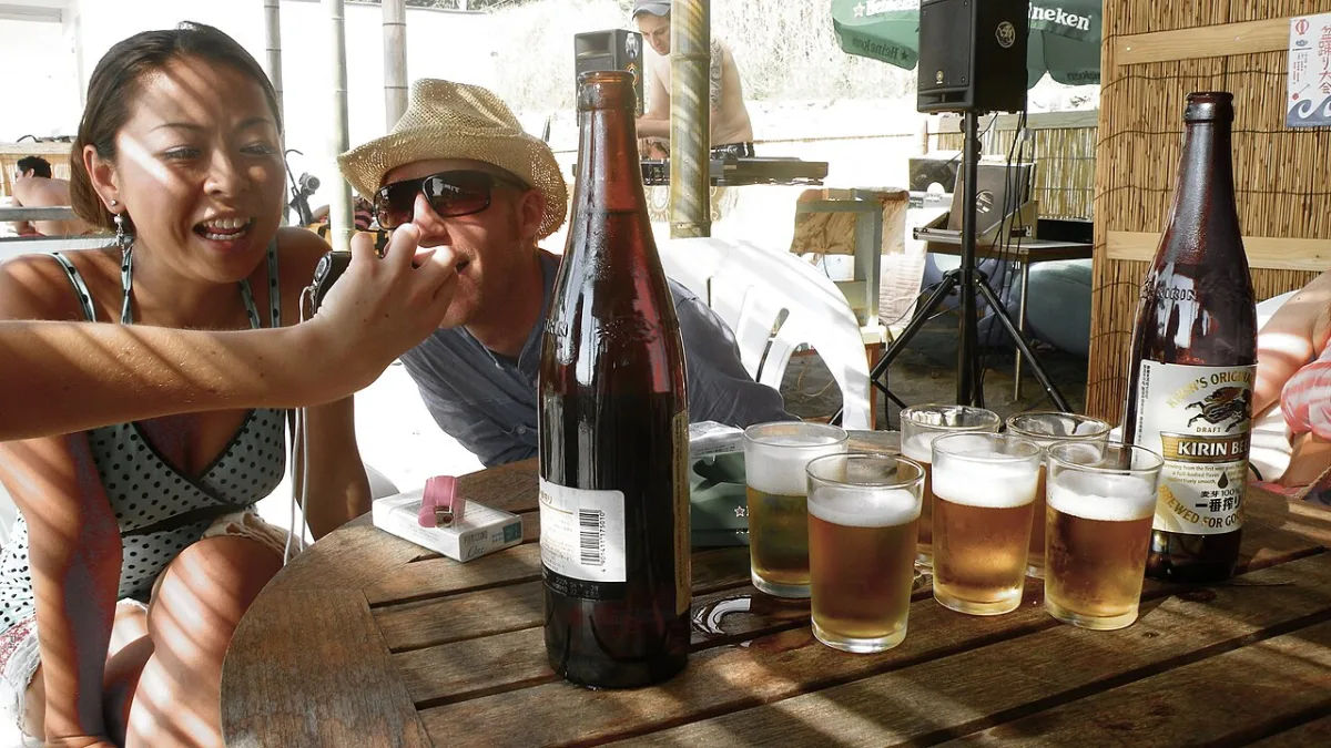 Glazen bier op een houten tafel tijdens een buitenfeest
